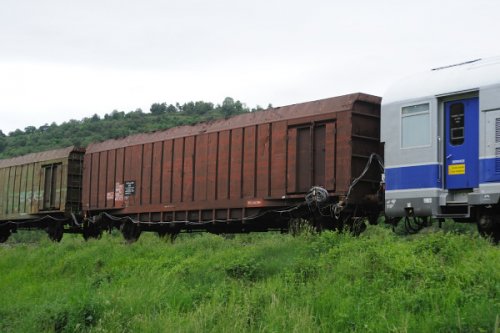 Des fils courrent des voitures aux wagons pour prise de mesures